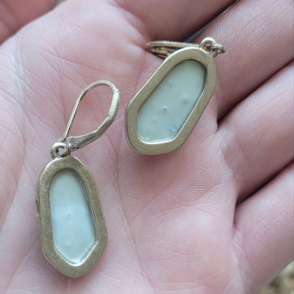 Gold tone green crackle dangle earrings - Picture 3 of 3